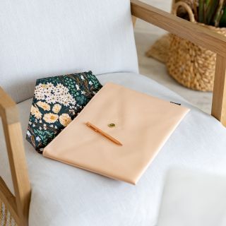 Navenek elegantní béžová koženka a uvnitř krásný vzor, to je Bluebell 🌼 . . . #laptopcase #laptopsleeve #smallbusiness...